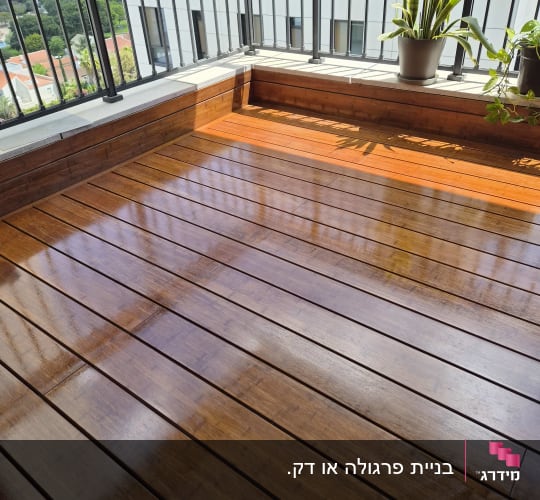 מרפסת עץ עם צמחים ועיצוב מודרני